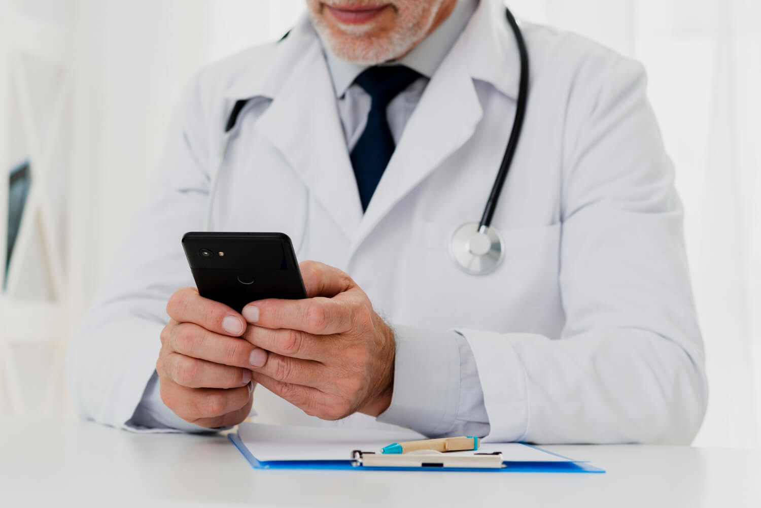 Desvendando o Chatbot na Saúde: Por que e Como Implementar em Clínicas Médicas